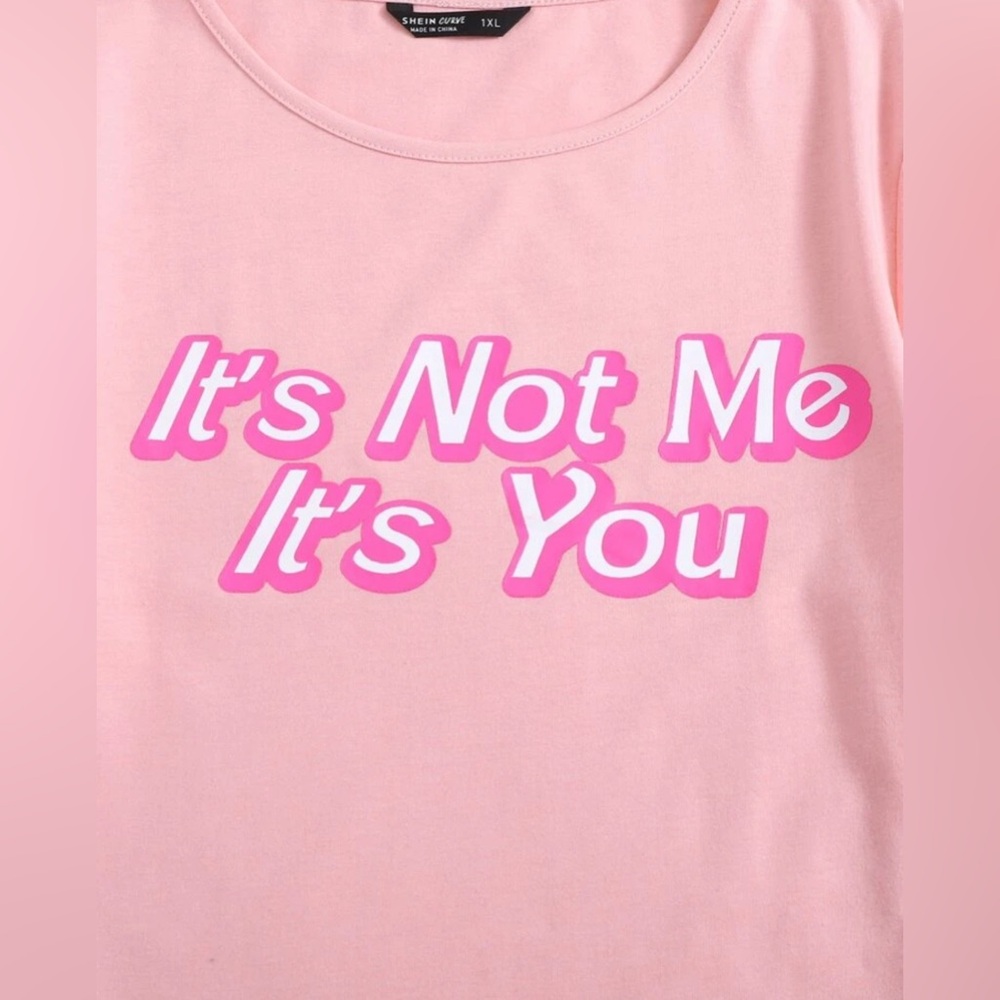 Pink “It’s not me it’s you” crop tee!
3XL BARBIE FONT - Picture 3 of 6